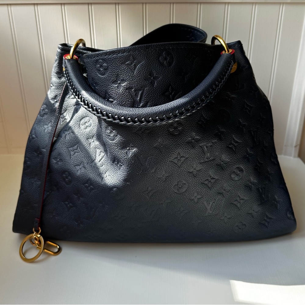 •Louis Vuitton Artsy MM Shoulder Bag, Navy, Pristine Condition